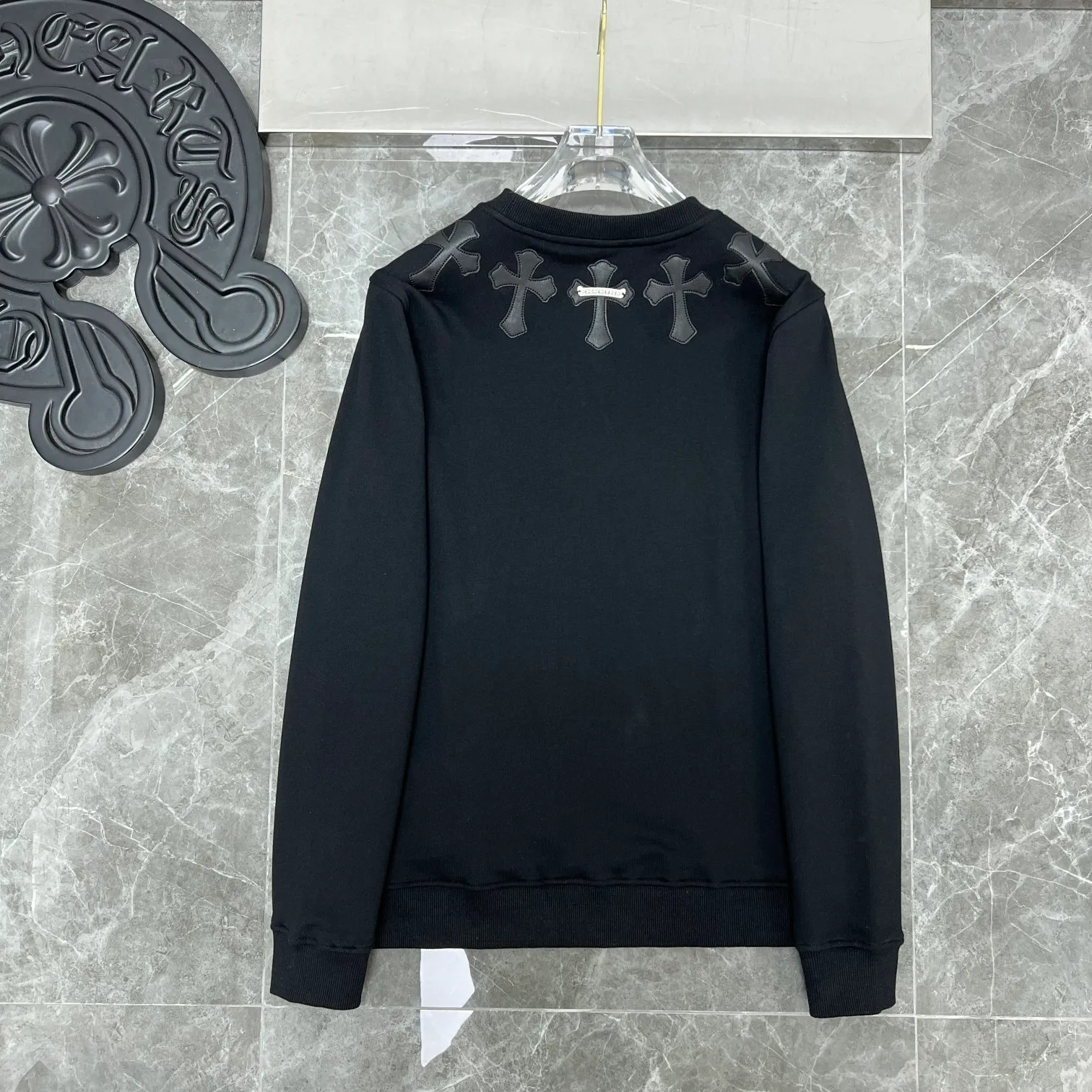 P240 Chrome Hearts🍁Autumn and winter 2025 simultaneous sale at counters Chrome Hearts heavy industry patchwork leather cross round neck sweatshirt improved customized version 1:1 high weight fabric 🌈Recommended colors: white black 🌈Cardage: S, M, L, XL.